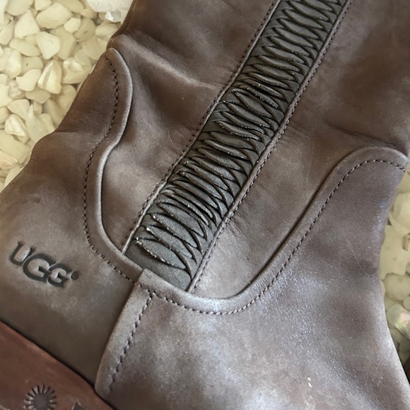 Rare UGG nubuck mid calf boot - Picture 9 of 11